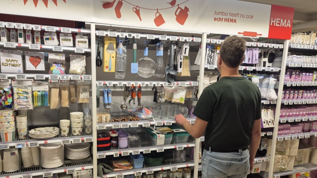 Een schap met HEMA-producten in een supermarkt van Jumbo.