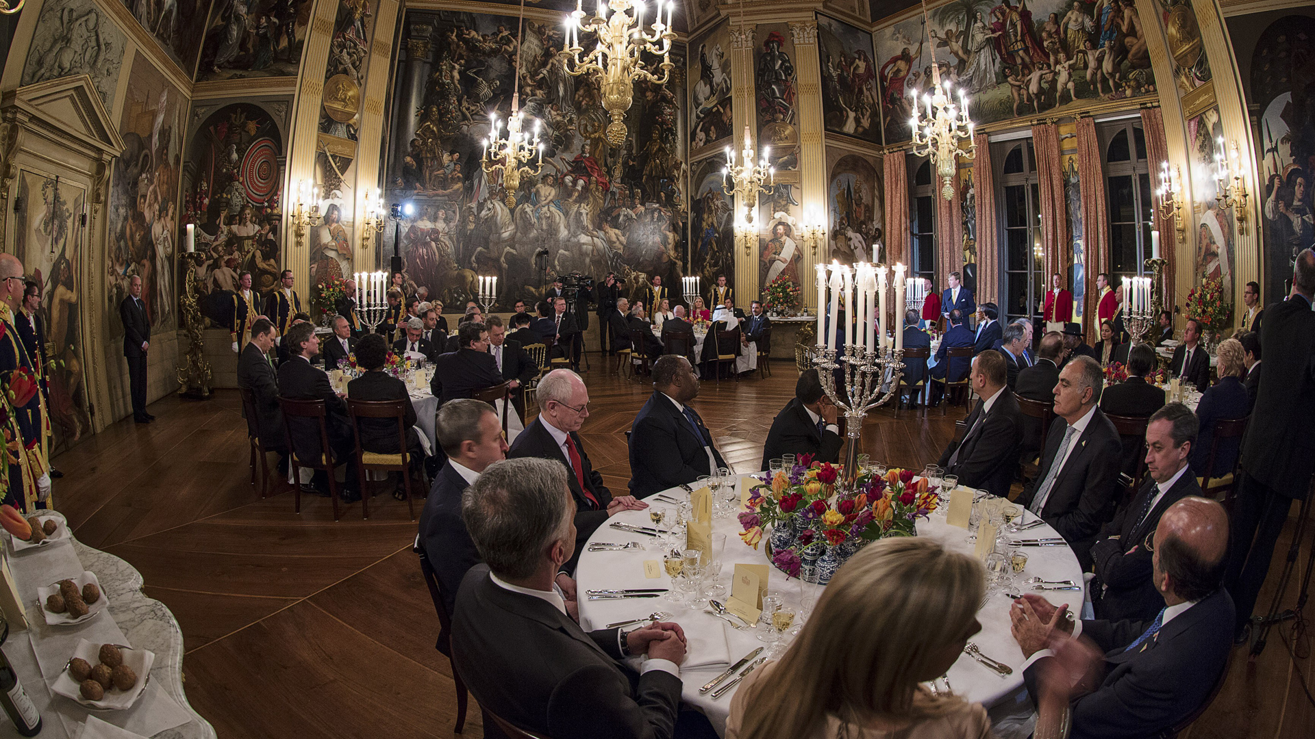 Ook toen de wereldleiders in 2014 werden verwelkomd in de Oranjezaal bij de Nuclear Security Summit, stonden er ronde tafels