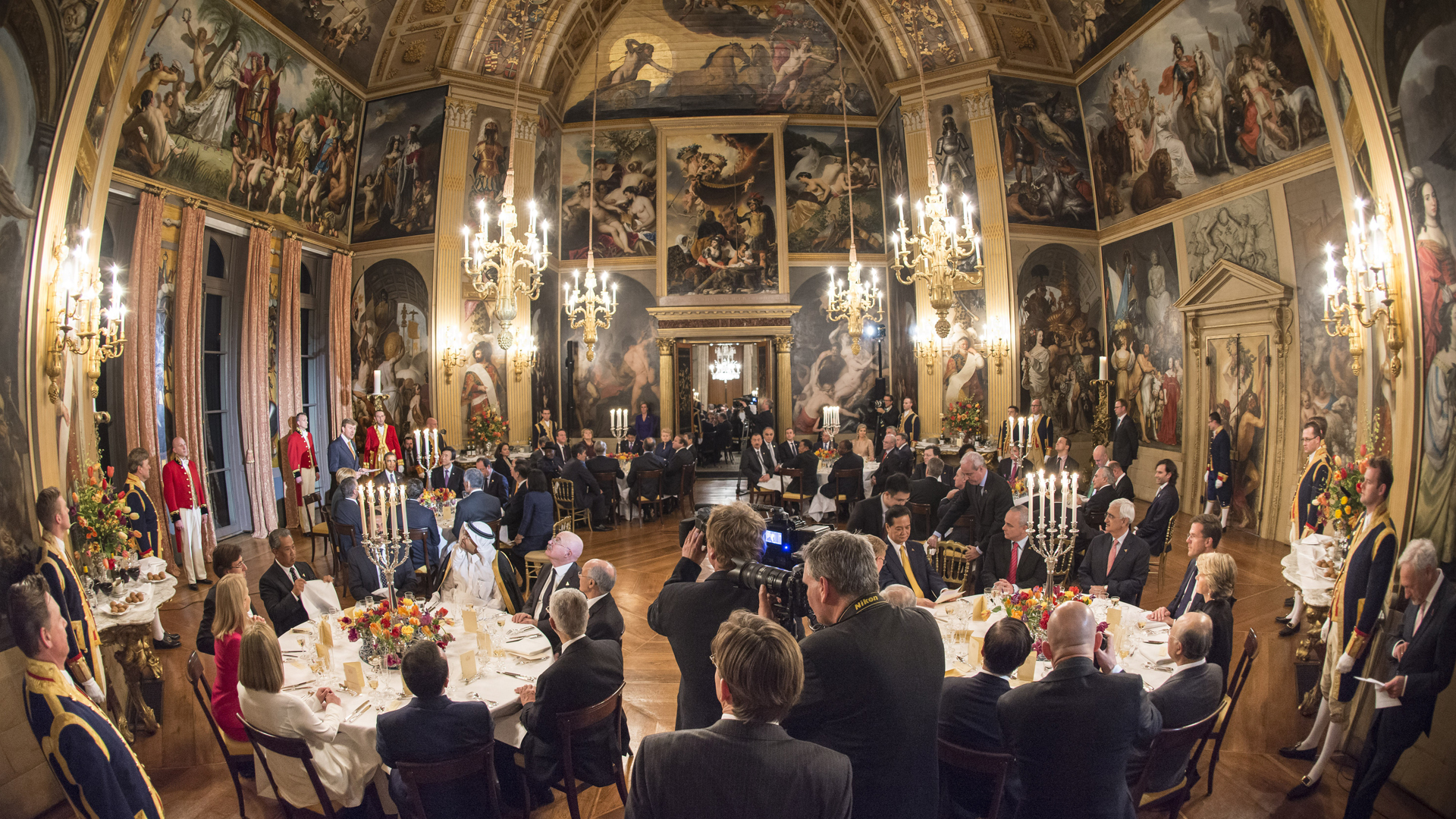 Wie zit naast wie? Niets aan toeval overgelaten bij diner met koning Willem-Alexander