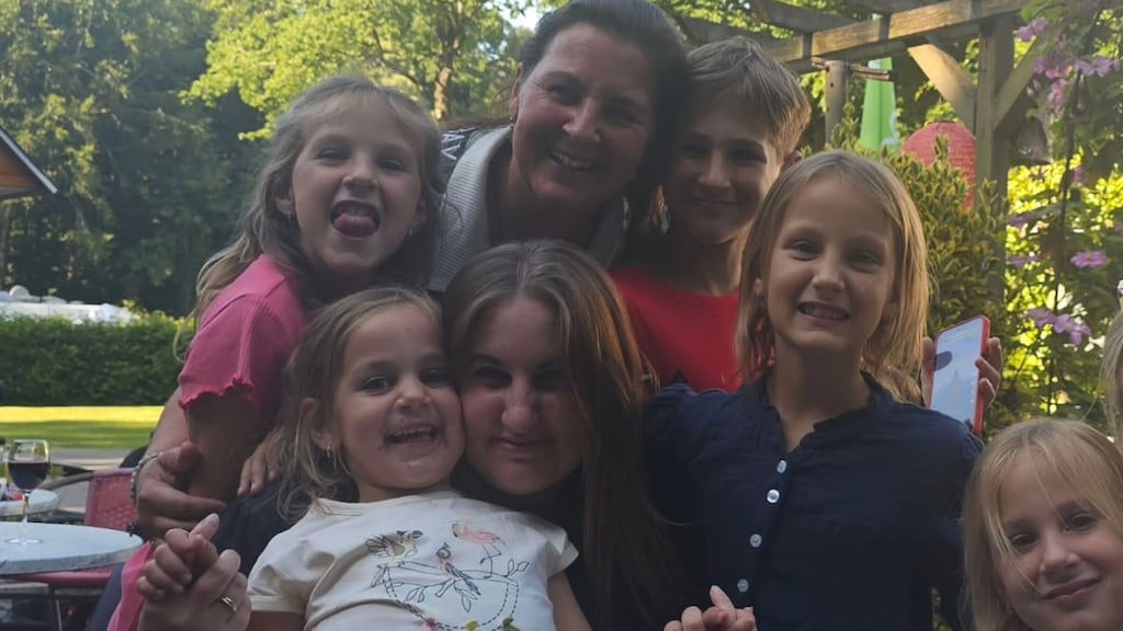 Paniek bij familie Jelies om jongste dochter: 'Direct naar het ziekenhuis'