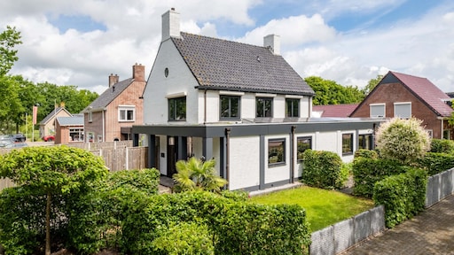 Funda-vondst: wonen in een oud bankgebouw (mét kluis en balie)