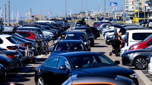 Er rijden geen treinen naar Zandvoort en nu zegt de gemeente ook nog: kom niet met de auto