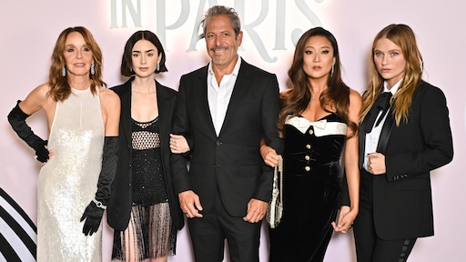 Bedenker Emily in Paris doet onthulling: 'Emily is zeker terug in Parijs'