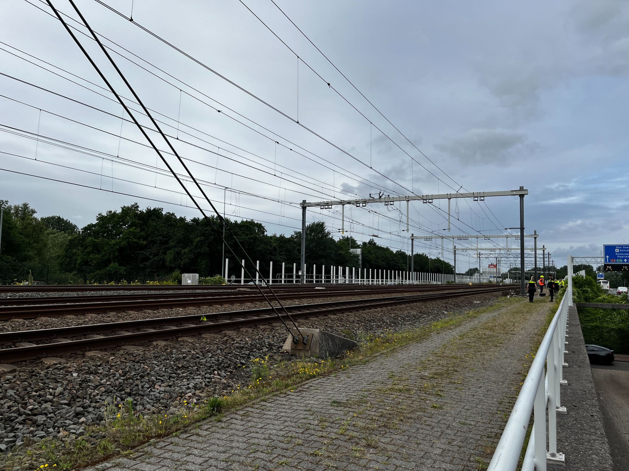 Agenten en ProRail-medewerkers bij het stuk spoor waar vanochtend een melding over binnenkwam.