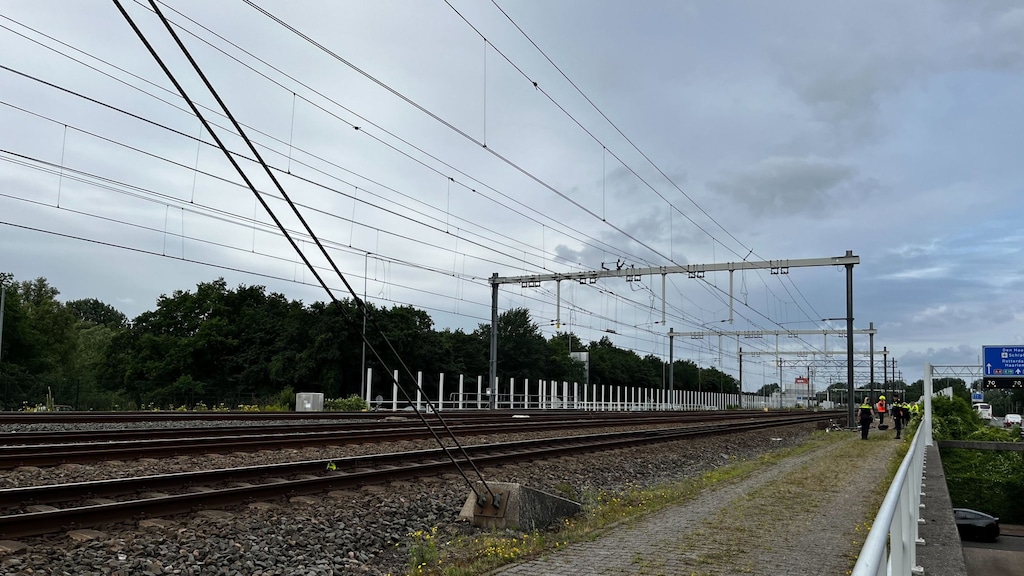 Agenten en ProRail-medewerkers bij het stuk spoor waar vanochtend een melding over binnenkwam.