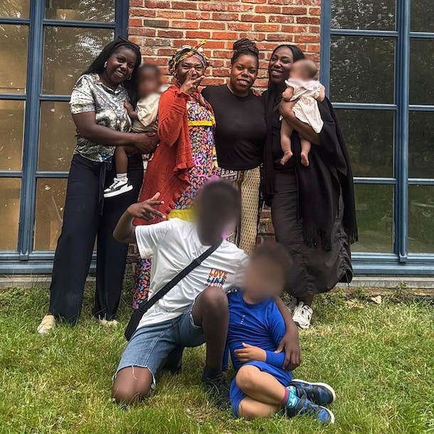 Clélia met haar moeder, zussen en de kinderen (die op haar verzoek onherkenbaar zijn gemaakt).