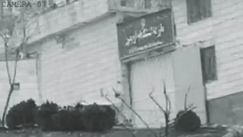 Linksboven staat 'camera 07' en op de voorgrond zijn de struiken zichtbaar zonder begroeiing