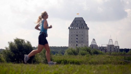 Spookkasteel Almere eindelijk verkocht en afgebouwd, ruïne wordt straks een woonwijk