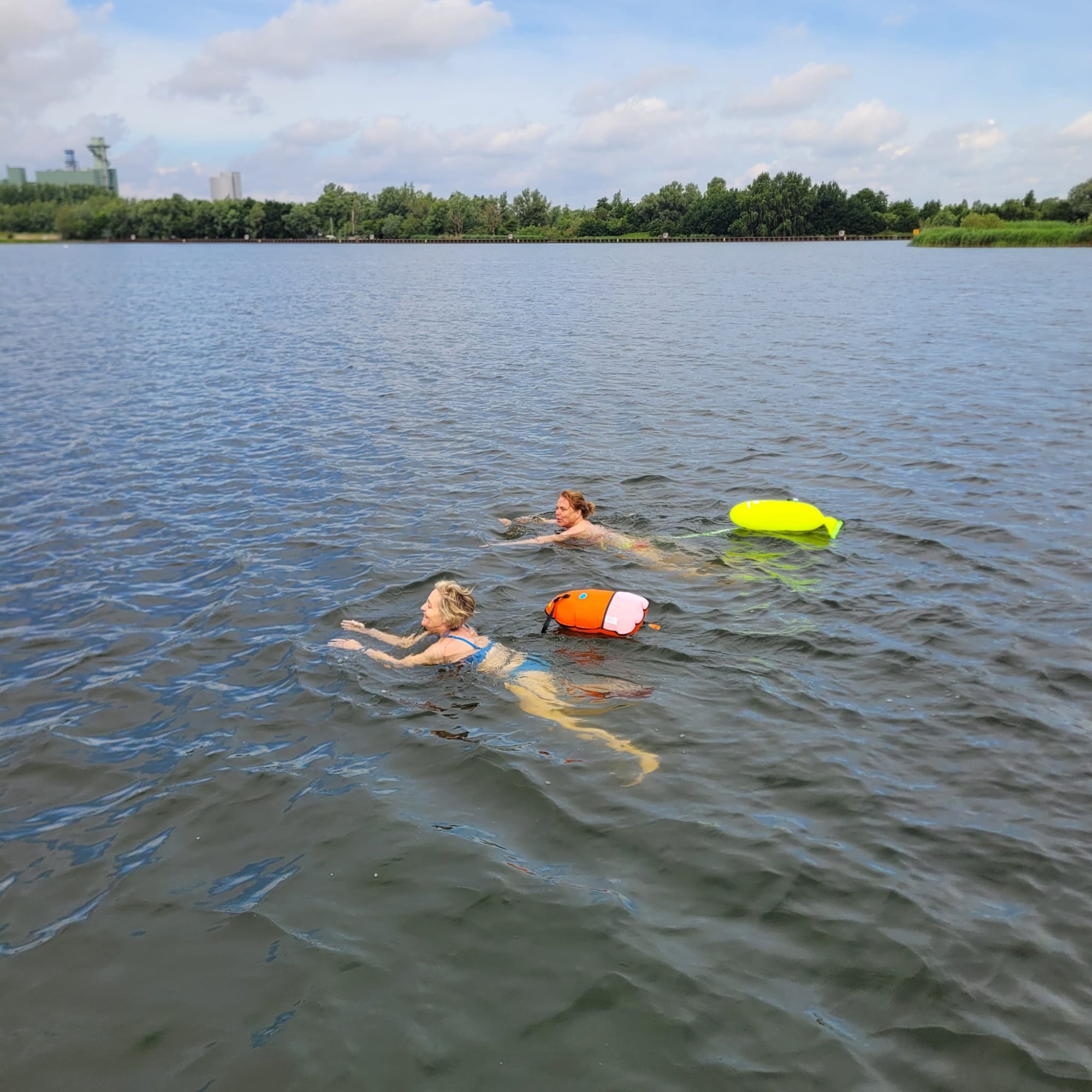 Steeds meer mensen zwemmen buiten: 'Het geeft zo'n opkikker, lijkt wel magisch'