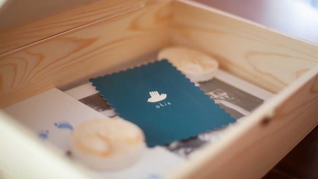 Het geboortjekaartje van Otis, gemaakt door Roos.