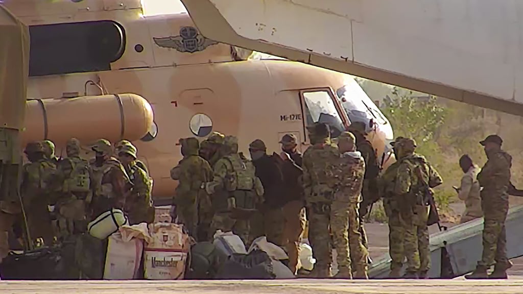 Russische militairen die aankomen in het noorden van Mali.