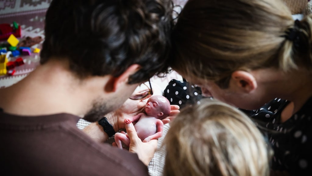 Otis in de handen van zijn vader.