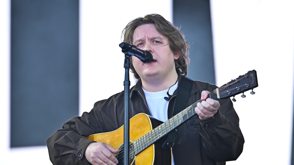 Lewis Capaldi kondigt tour aan na onverwachte comeback