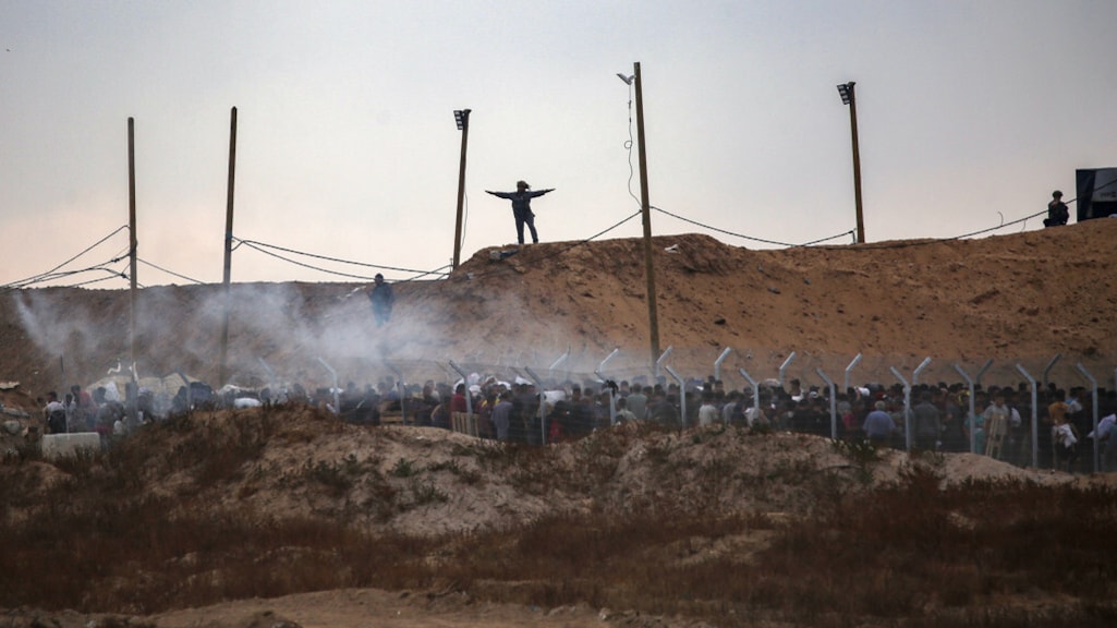 Het IDF gebruikt rookbommen bij een distributiepunt van de GHF.