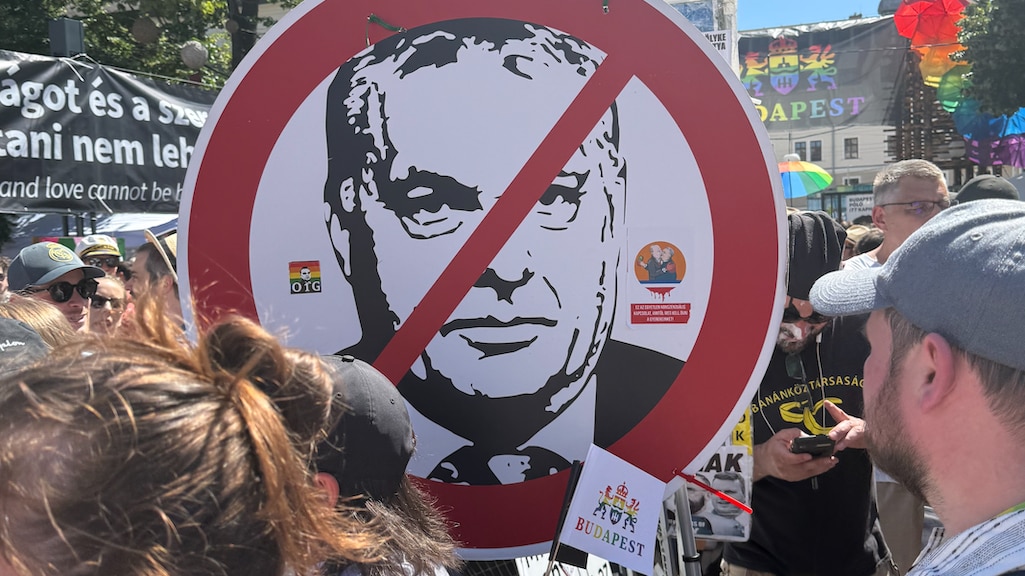 Een protestbord met Viktor Orbán erop.
