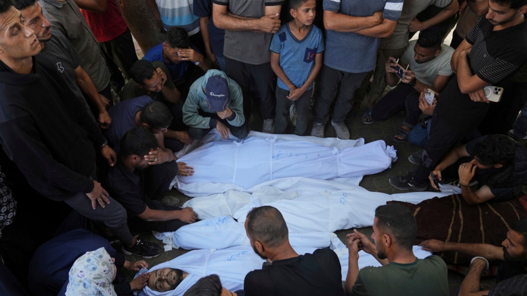 Nabestaanden rouwen bij de lichamen van vijf familieleden die gisteren omkwamen in Gaza-Stad.