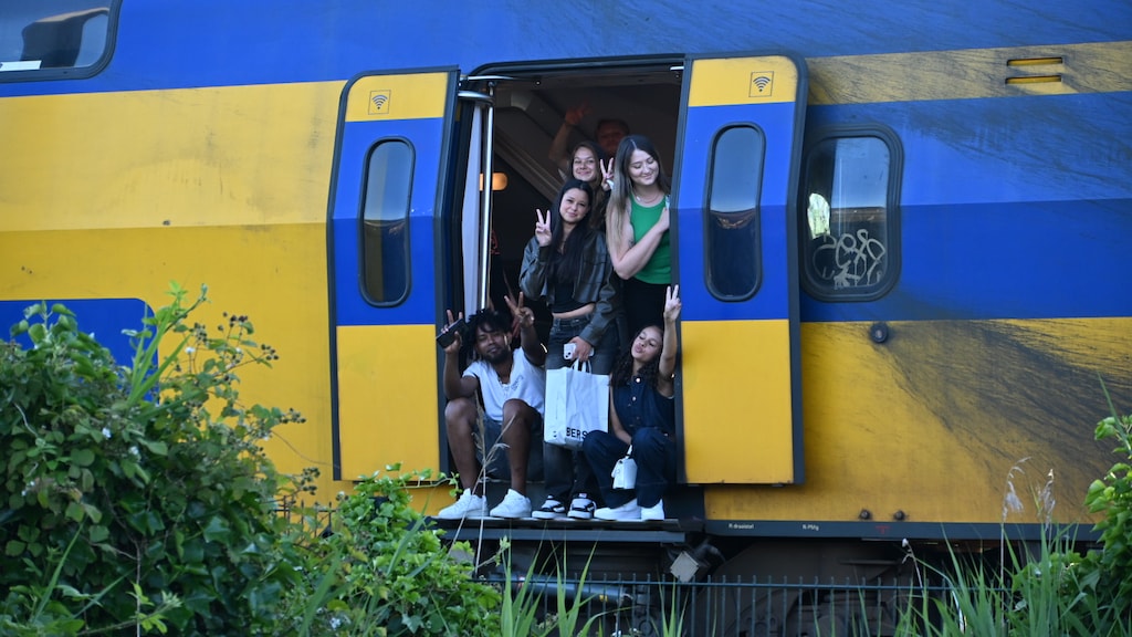 Passagiers in de stilstaande trein bij Castricum gisteravond.