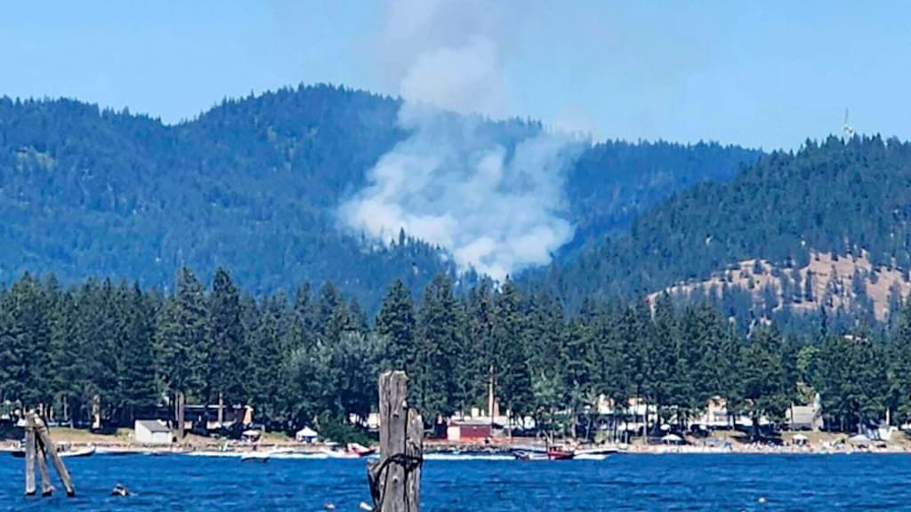 Brandweerlieden VS bij aankomst bosbrand onder vuur genomen, twee doden