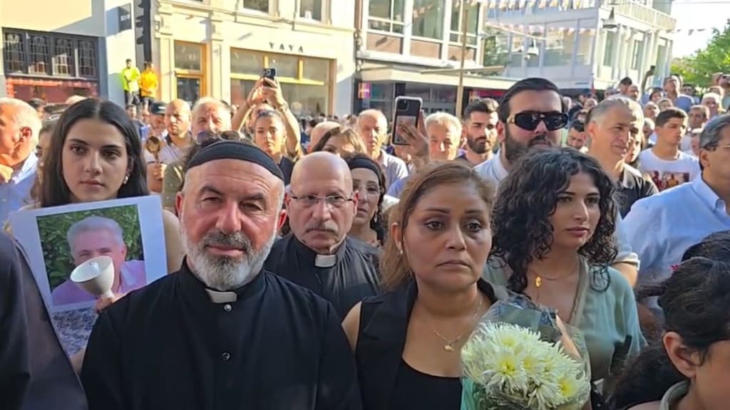 Rouda vooraan rechts (met bloemen) bij de stille tocht in Enschede.