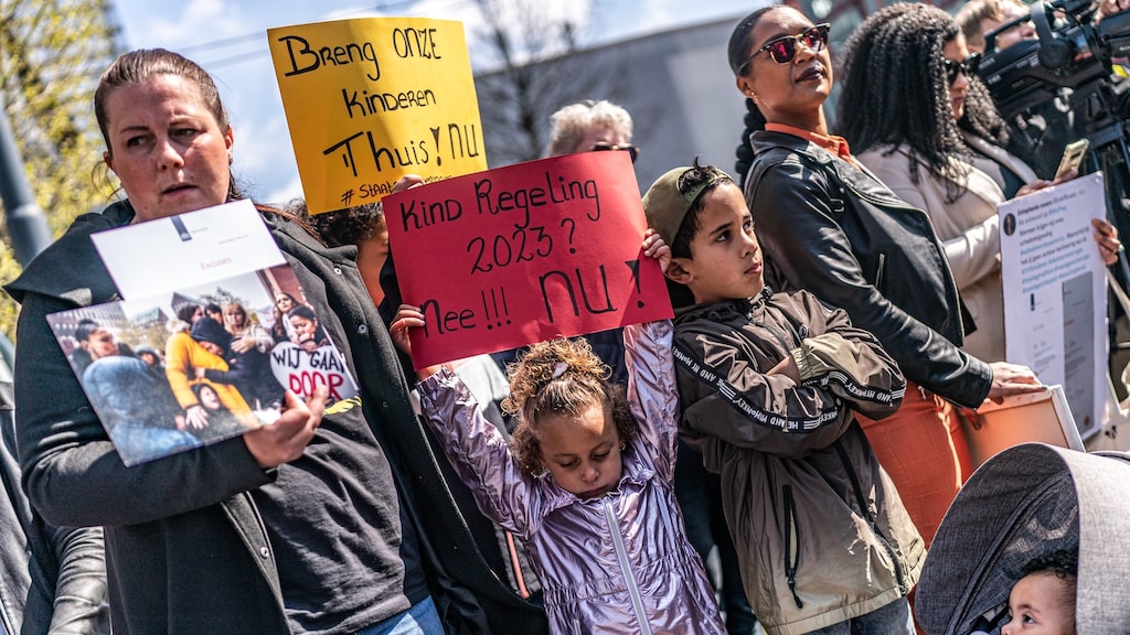 Duizenden getroffen kinderen door toeslagenaffaire krijgen excuus kabinet