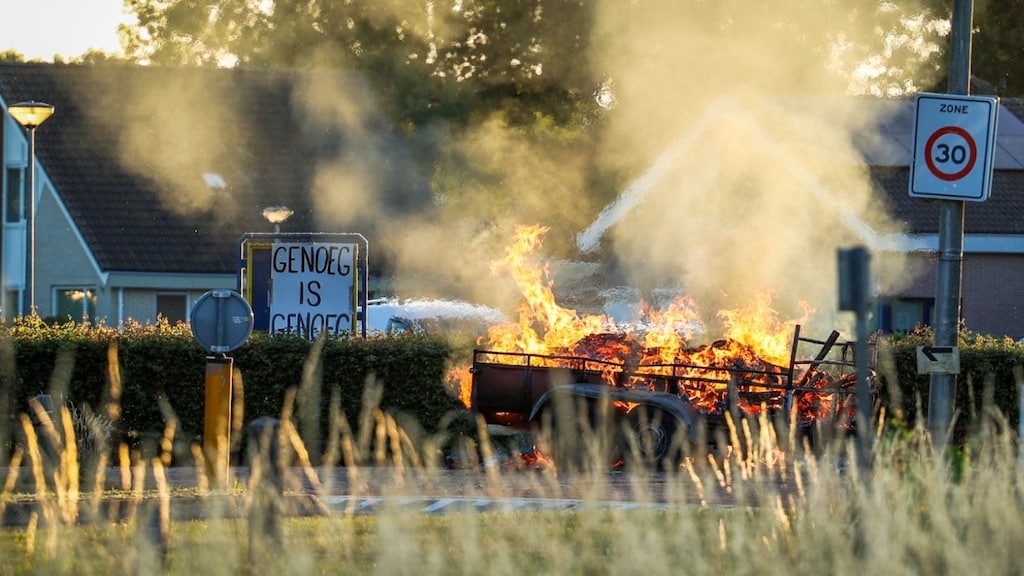 Maandagavond werd een aanhanger in brand gestoken in Tuidorp.