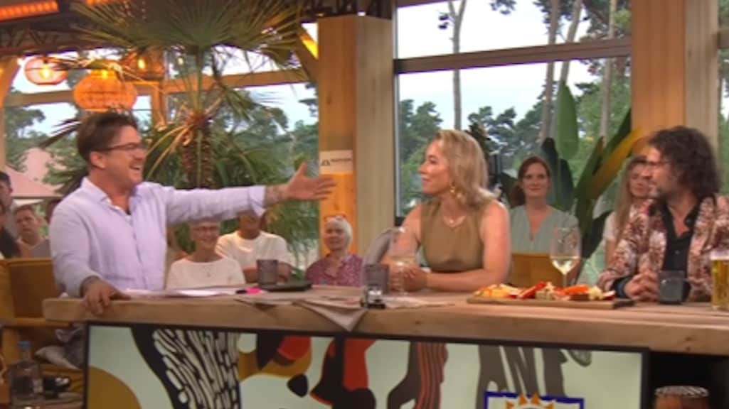 Johnny de Mol vergeet naam tafelgast in De Oranjezomer: 'Je zit er alweer'