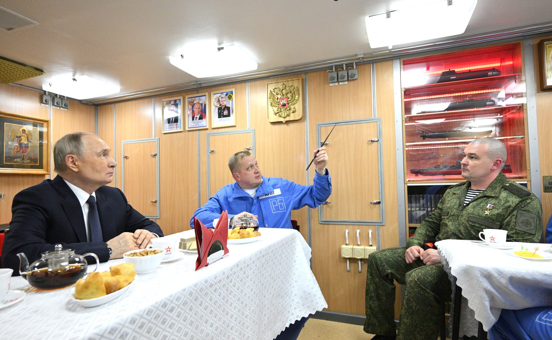 President Poetin met rechts, in het groen, Mikhail Goedkov 