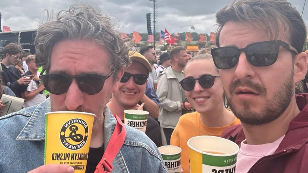 Raj (links) en Cyriel (rechts) op Glastonbury vorig jaar