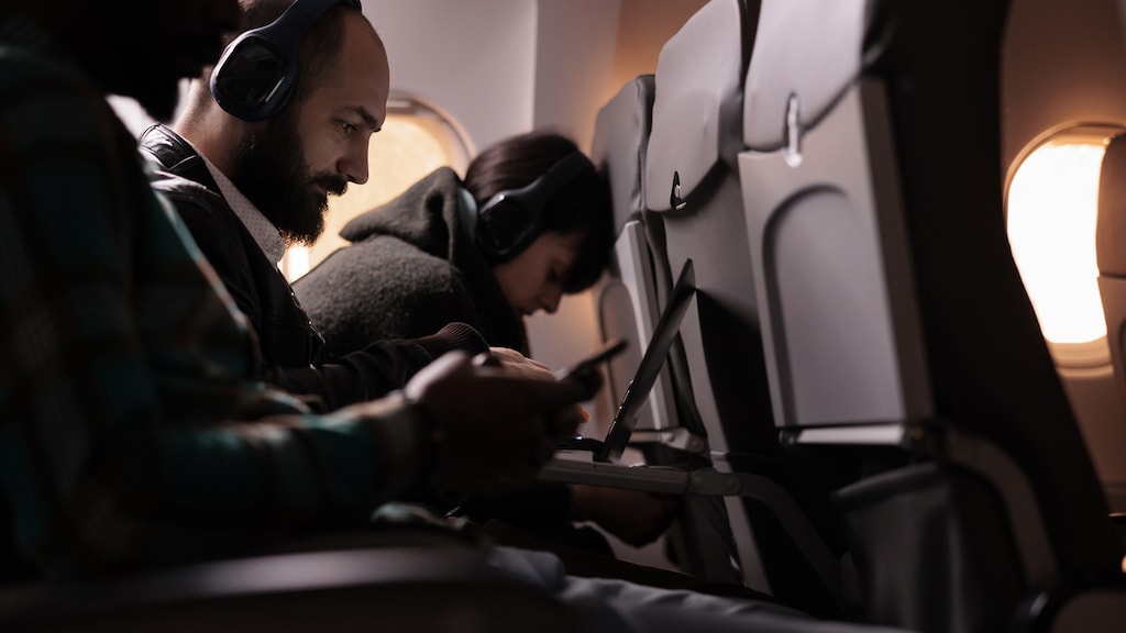 Lang opgepropt zitten in vliegtuig is gevaarlijk, Trombose-stichting wil informatie aan boord