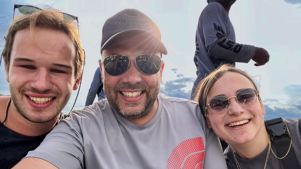 Haar tweelingbroer, vader en Maryse al genietend in Bali.