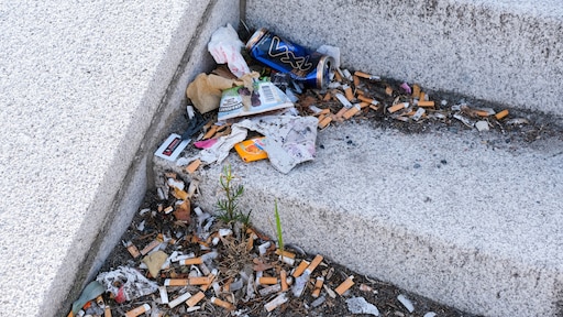 Nederlandse straten liggen nog altijd vol peuken: 'Gif voor mens en milieu'