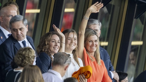 Koningin Máxima en prinses Ariane trots op Oranjevrouwen na overwinning op Wales: 'Zo goed gespeeld'