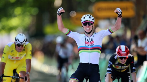 Pogacar wint in spannende sprint van Van der Poel, Nederlander behoudt wel gele trui