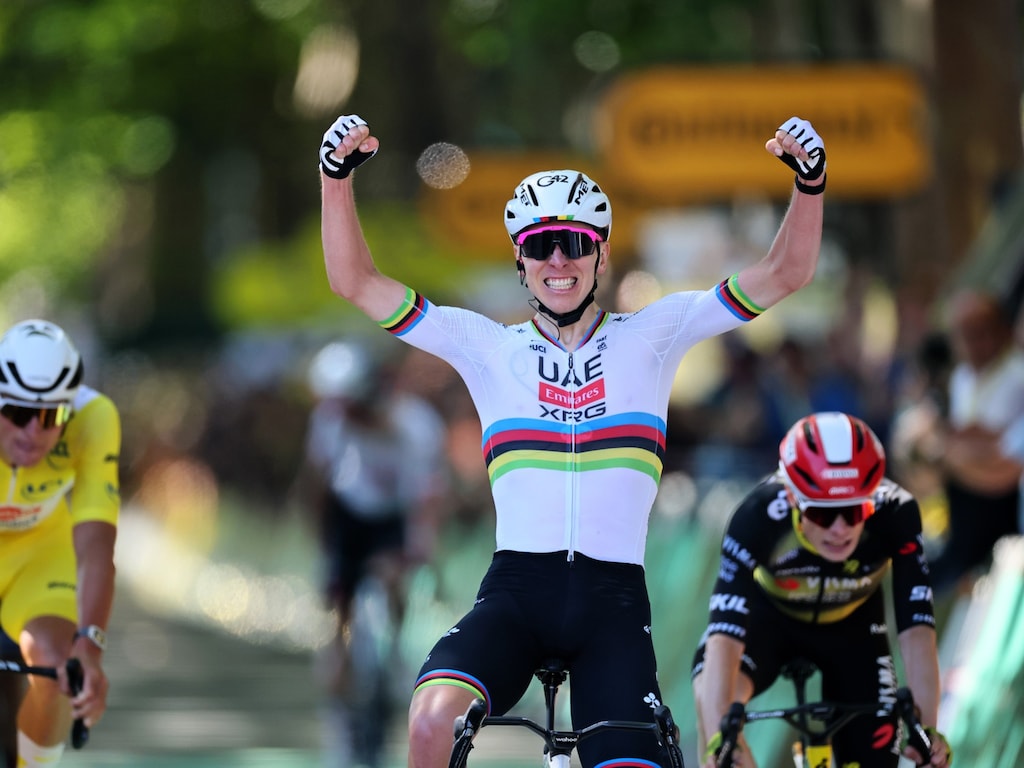 Pogacar wint in spannende sprint van Van der Poel, Nederlander behoudt wel gele trui