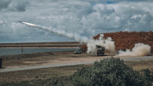 Defensie schiet 16 artillerieraketten af vanaf de Afsluitdijk: 'Bereik honderden kilometers'