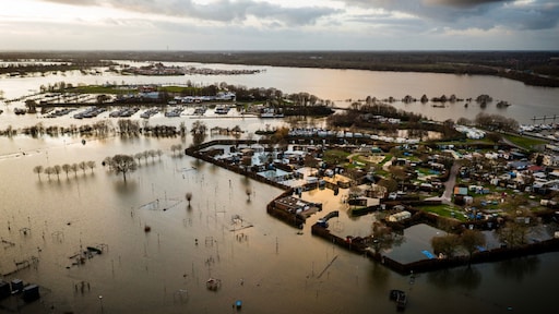 Door overstromingen Limburg 'gaten van 15 meter diep' in de Maas
