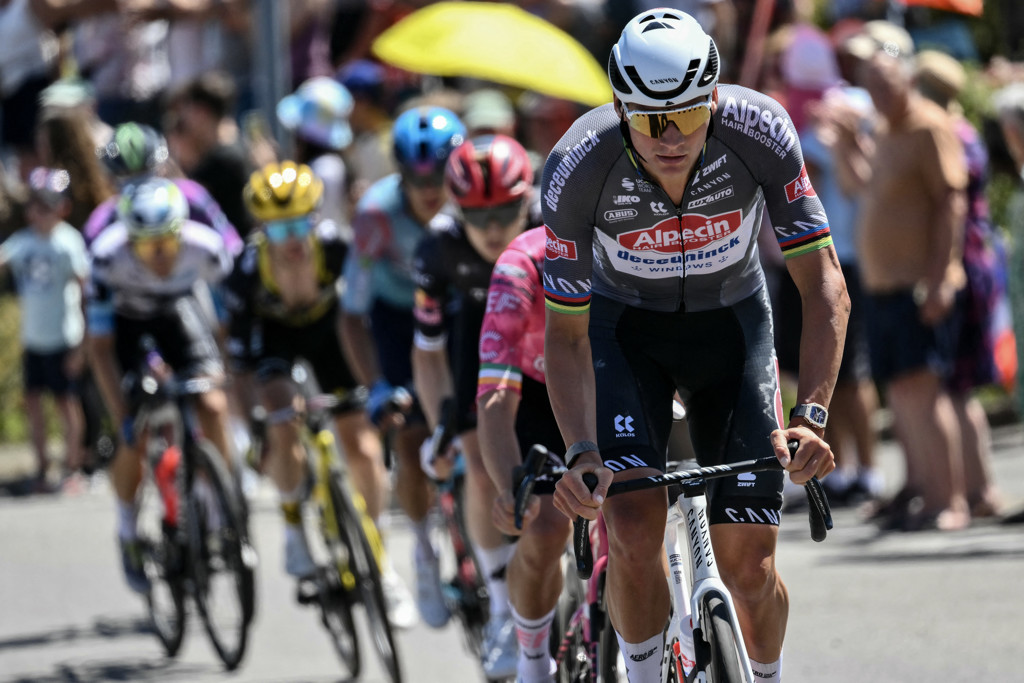 Mathieu van der Poel herovert gele trui: 1 seconde voorsprong op Pogacar