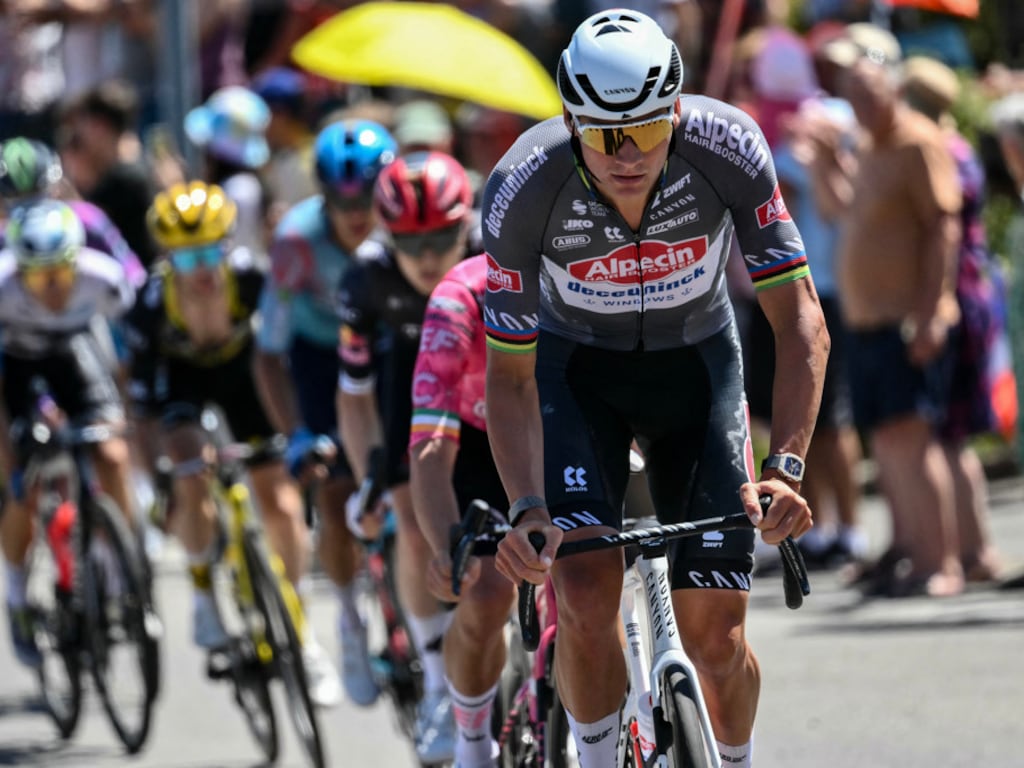 Mathieu van der Poel herovert gele trui: 1 seconde voorsprong op Pogacar