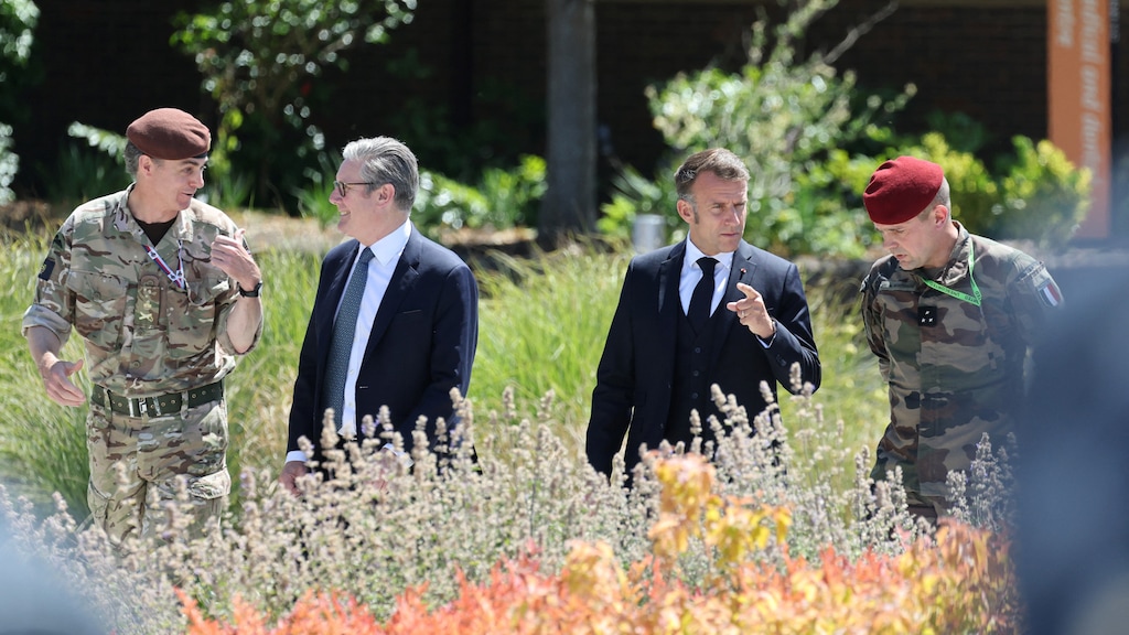 De Britse premier Starmer en de Franse president Macron vandaag bij het hoofdkwartier van het Britse leger.