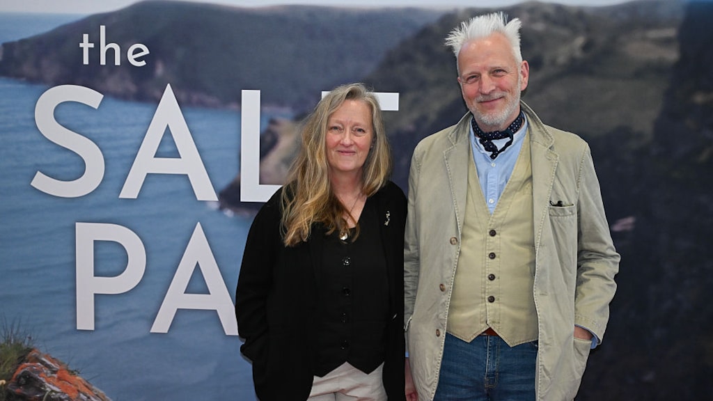 Raynor en Moth op de rode loper.