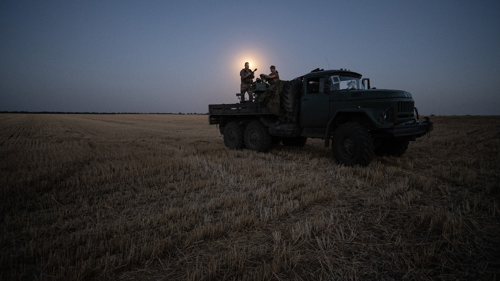 Soldaten van een mobiele luchtverdedigings-eenheid zoeken naar Russische drones. Foto: ANP / EPA / Maria Senovilla