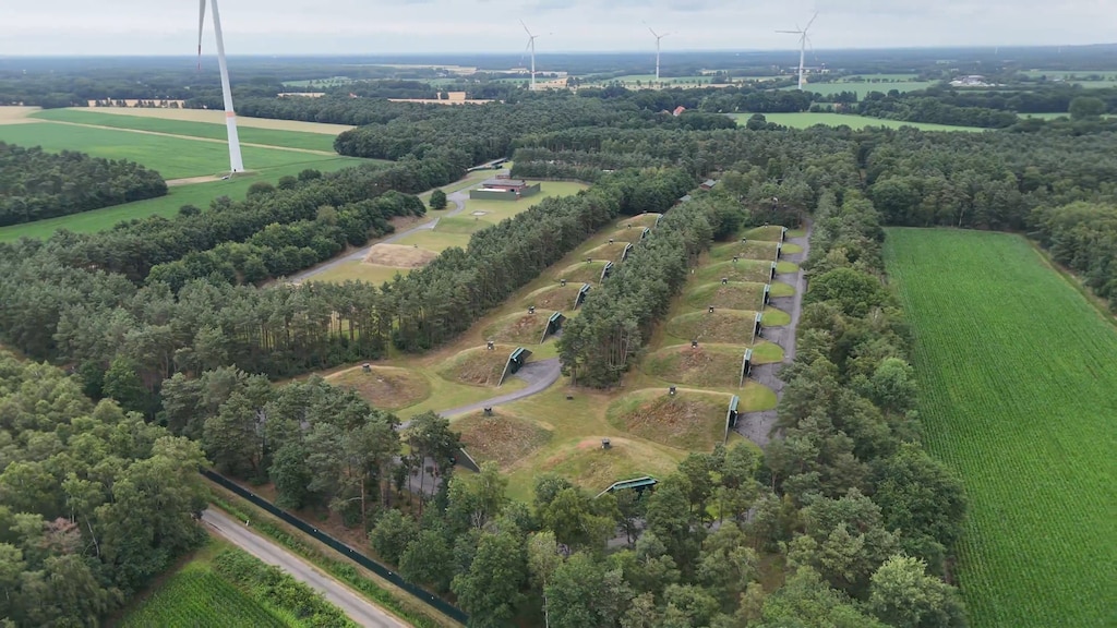 In oude munitiebunkers zoals deze in Rheine liggen grote voorraden vuurwerk opgeslagen.
