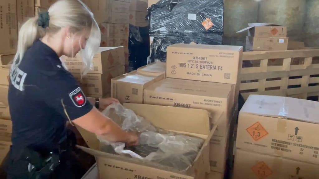 Een Duitse politieagent controleert een grote in beslag genomen voorraad vuurwerk in een munitiebunker.