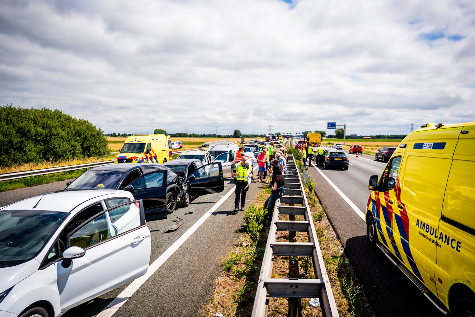 Kettingbotsing in beide richtingen op A12 bij Duiven, 45 minuten vertraging