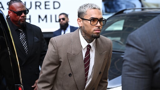 Chris Brown opnieuw voor de rechter: zanger arriveert bij rechtbank