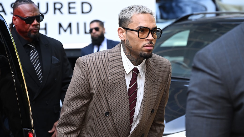 Chris Brown verklaart onschuldig te zijn in tweede hoorzitting
