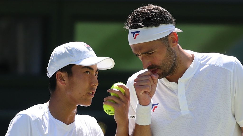 Rinky Hijikata, links, en David Pel, rechts, overleggen tijdens de wedstrijd.