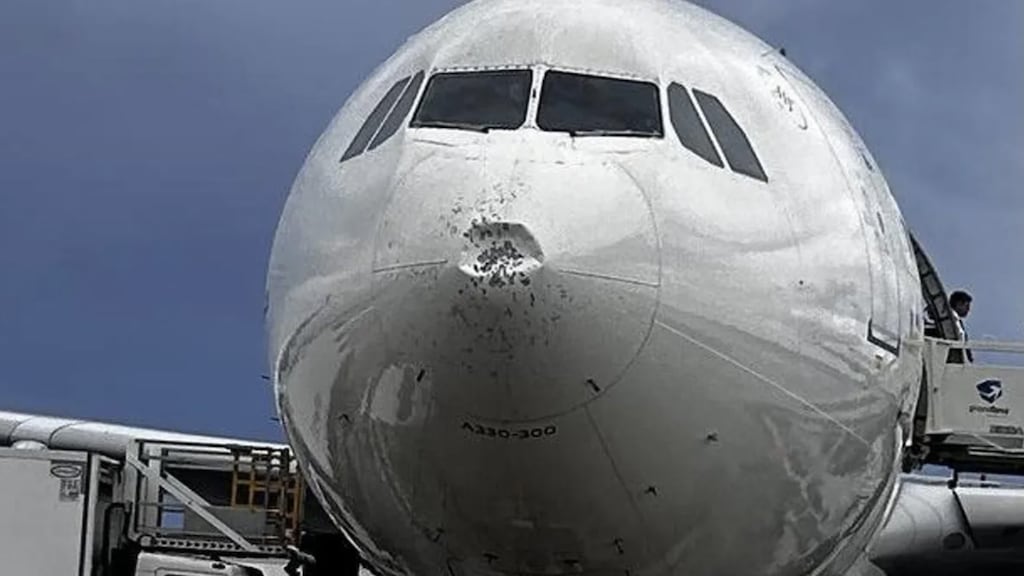 Zo werd een Airbus 320 die bij Barcelona vloog door hagel beschadigd.