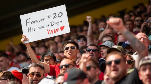 You'll never walk alone: geëmotioneerde Liverpool-fans herdenken Jota voor eerste duel