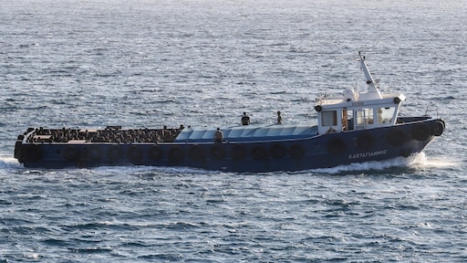 Duizenden migranten komen aan op Griekse stranden, toeristen geschokt